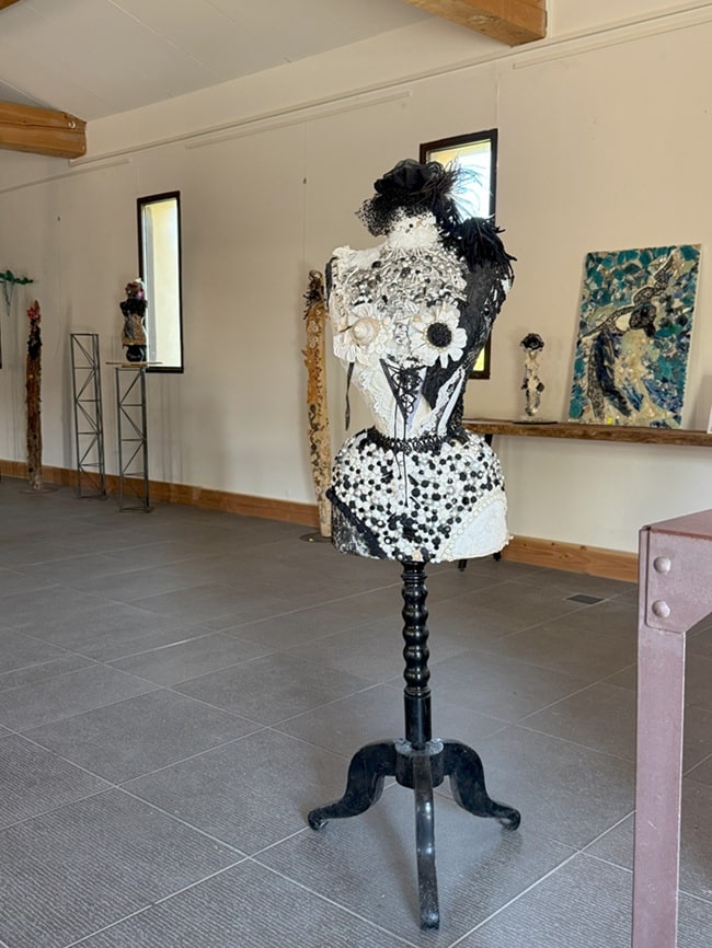 Exposition d'une œuvre d'art dans le caveau du Domaine Sainte Cécile du Parc à Pézenas